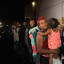 Migrantes venezolanos abordan un autobús que los llevará a un albergue en la ciudad de Arica, Chile