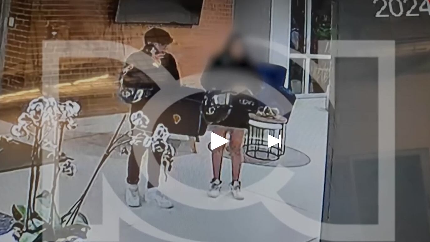 Las fotos muestran al joven con quien sería la menor de 15 años de edad.