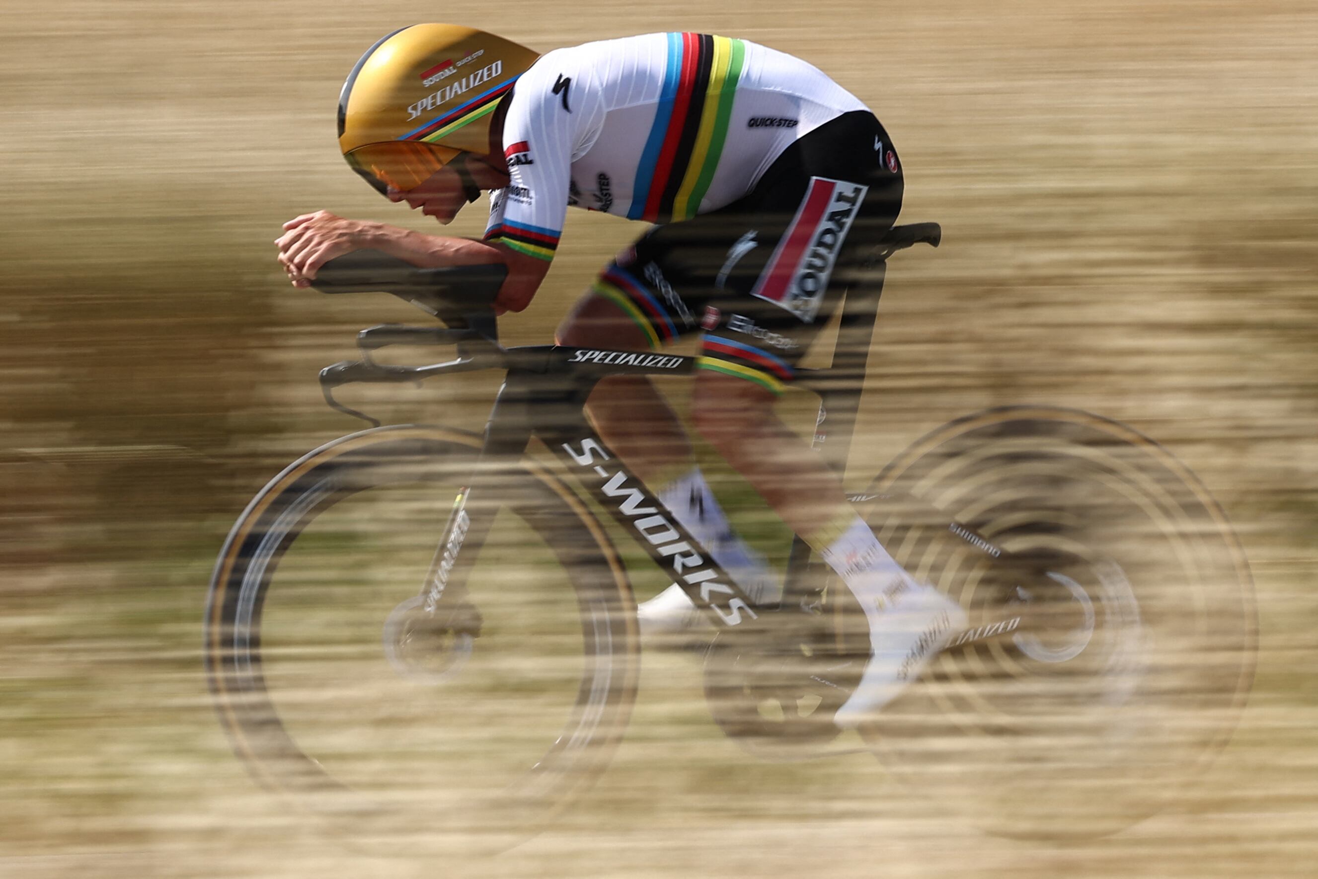 El ciclista belga Remco Evenepoel del Soudal Quick-Step pedalea durante la cuarta etapa de la 77ª edición de la carrera ciclista Criterium du Dauphine.