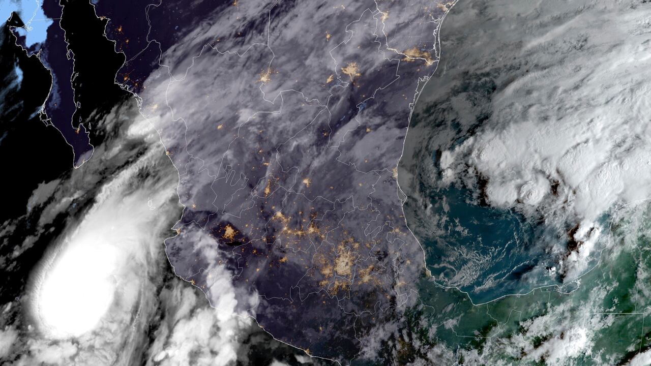 Esta imagen de satélite proporcionada por NOAA a las 8 a.m. E.T del martes 10 de octubre de 2023 muestra el huracán Lidia en el Océano Pacífico acercándose a Puerto Vallarta, México. (NOAA, vía AP)