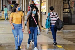 En Cali, de acuerdo con el informe de Polis, la clase media es altamente vulnerable, lo cual es revelado a través de varias dimensiones como la inestabilidad social, cobertura en educación y en la vinculación y pagos al sistema de protección social.