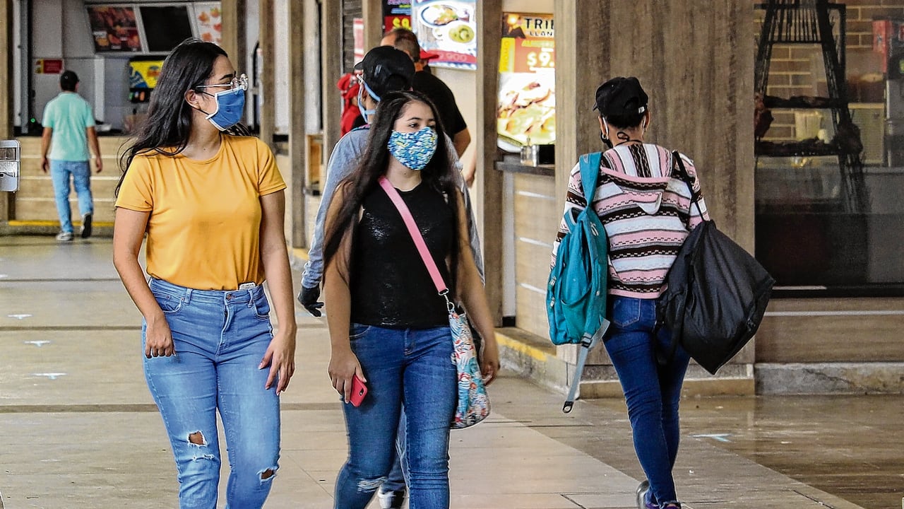 En Cali, de acuerdo con el informe de Polis, la clase media es altamente vulnerable, lo cual es revelado a través de varias dimensiones como la inestabilidad social, cobertura en educación y en la vinculación y pagos al sistema de protección social.