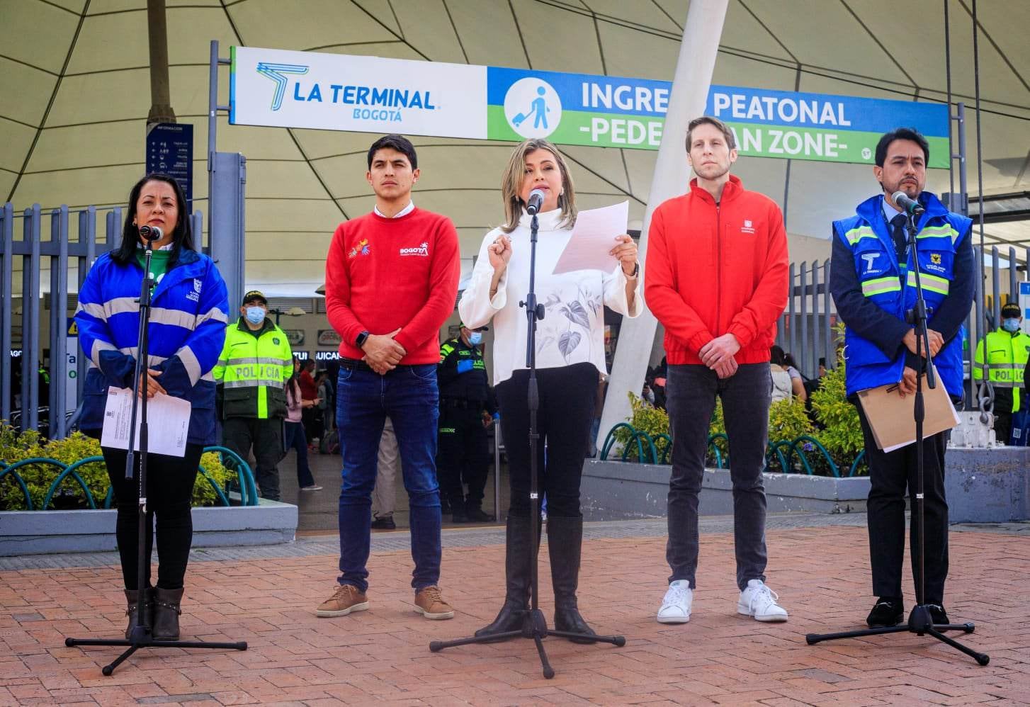 La alcaldesa de Bogotá encargada, Edna Bonilla, en compañía de la secretaria de Movilidad, Deyanira Ávila y otros funcionarios del Distrito, explicó los nuevos cambios en el pico y placa en la ciudad.