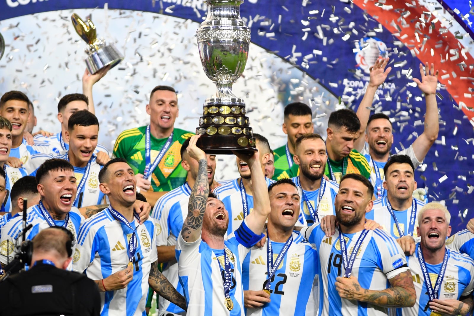 Lionel Messi y sus compañeros de la Selección de Argentina levantan el trofeo de campeón de la Copa América 2024.