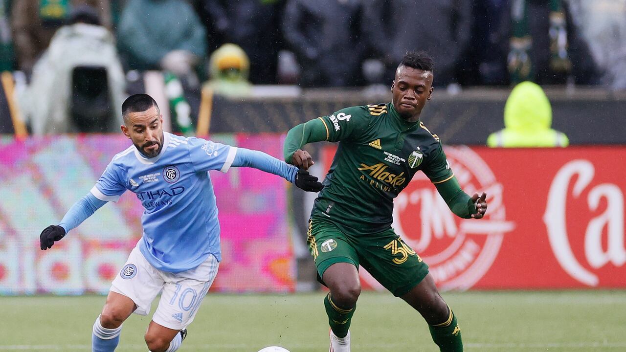 Santiago Moreno (Portland) y Maximiliano Moralez (New York) disputan el balón durante la final de la MLS