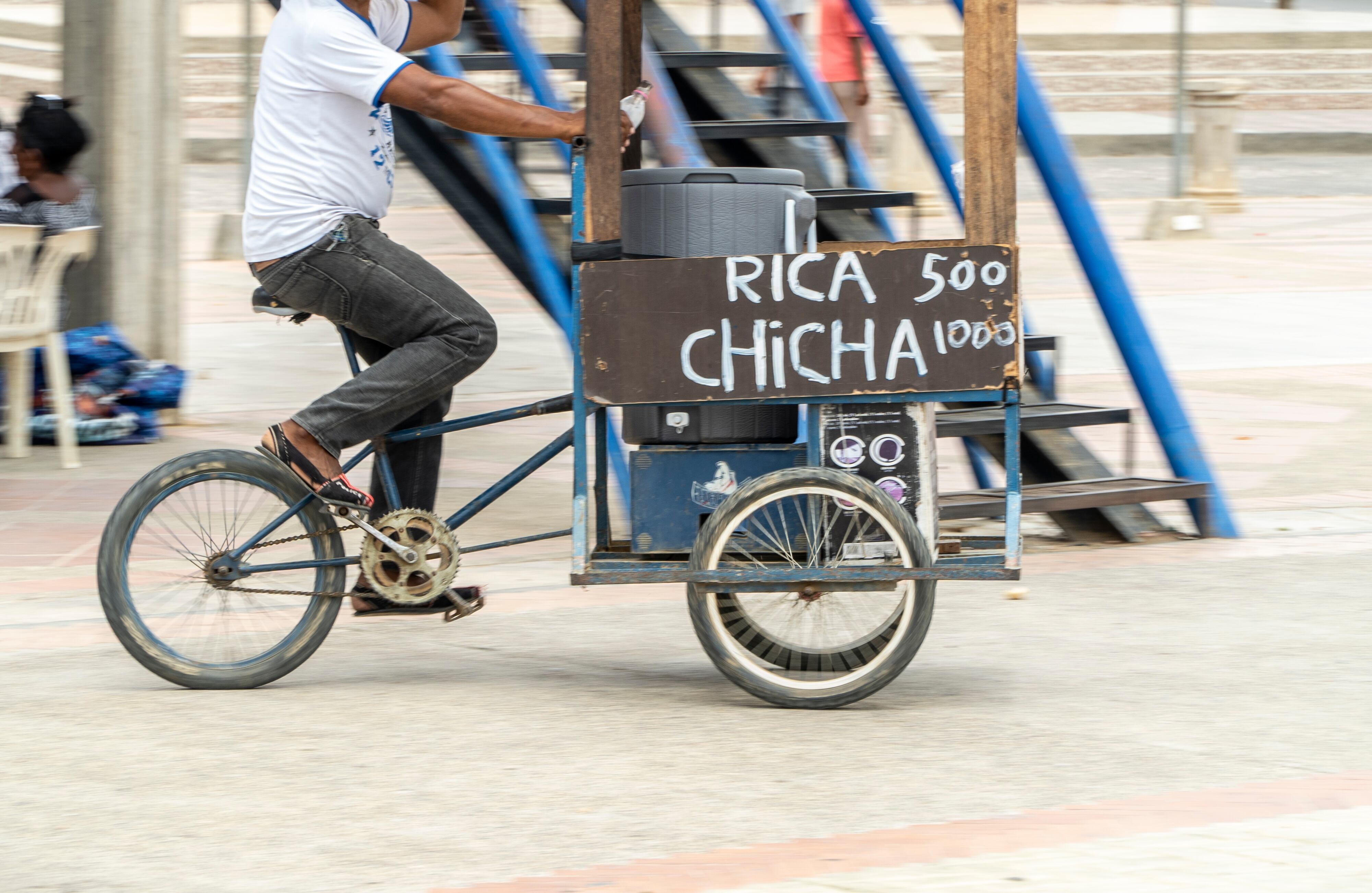 En Colombia es común el uso de bicicletas para la venta de bebidas tradicionales, como lo hace este vendedor de chicha en el municipio de Uribia, en La Guajira.