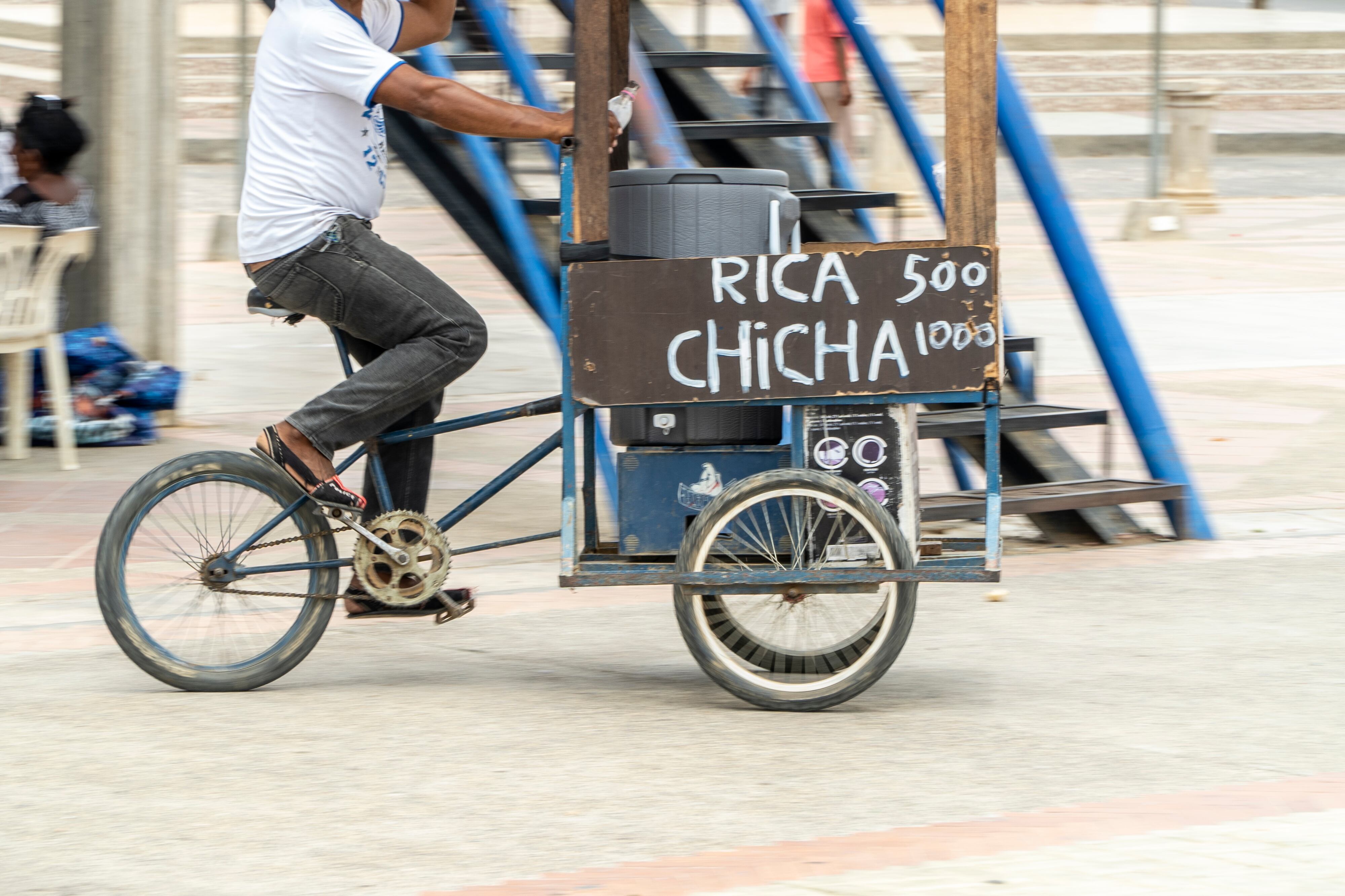 En Colombia es común el uso de bicicletas para la venta de bebidas tradicionales, como lo hace este vendedor de chicha en el municipio de Uribia, en La Guajira.