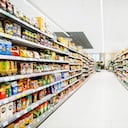 Un colorido pasillo de supermercado sin gente pero con abundancia de comida.