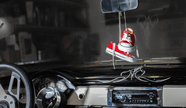Colgar un zapato de bebé en los carros es de buena suerte.