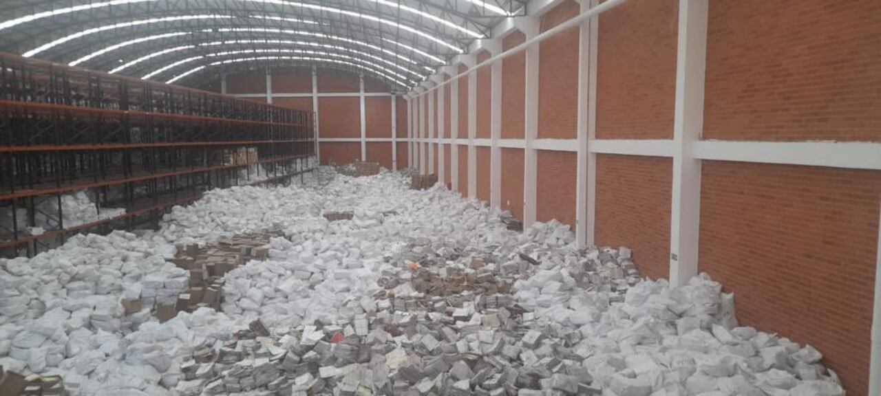 La montaña de expedientes que se derrumbó en una bodega de la Rama Judicial