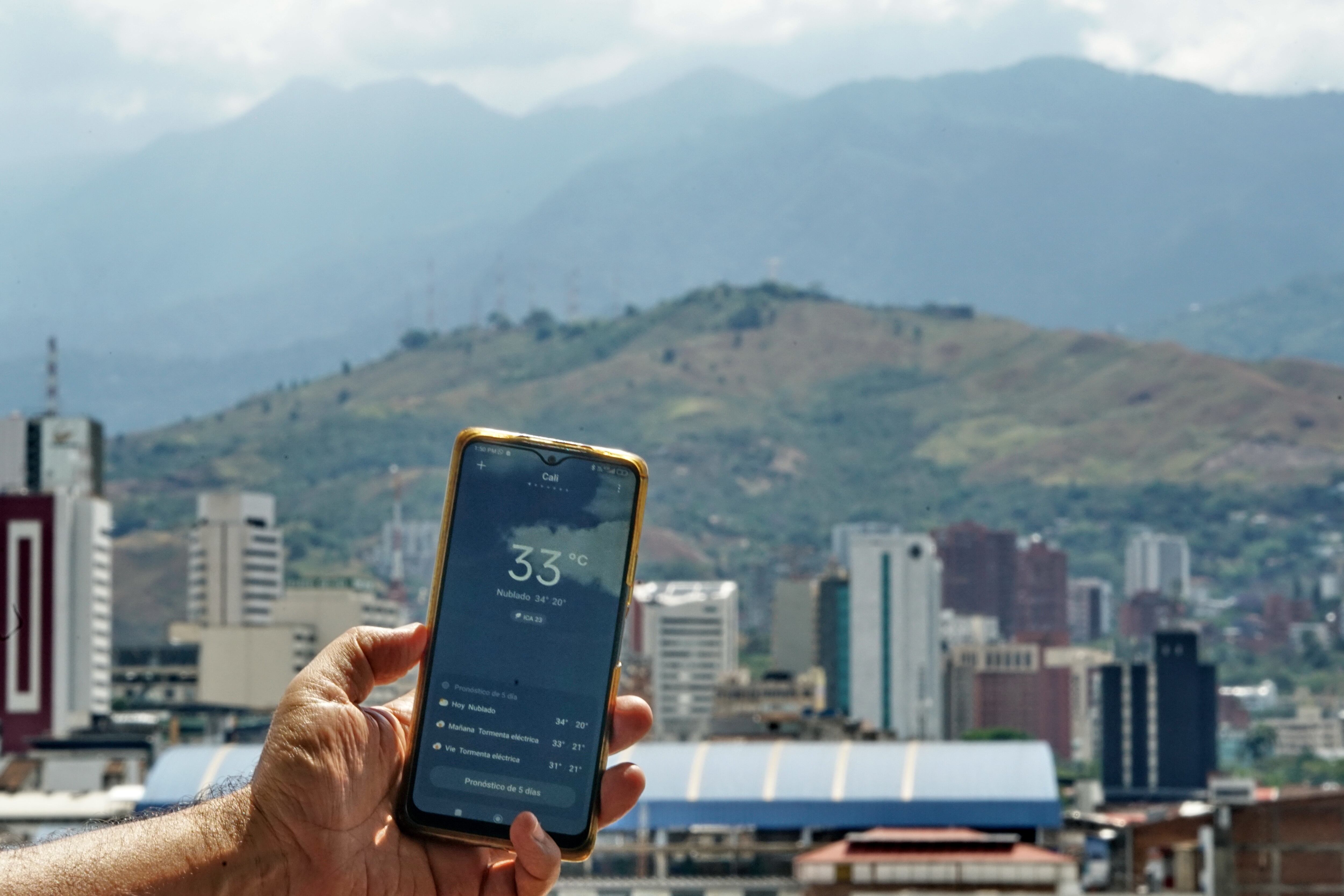 Durante este miércoles 18 de septiembre se prevén altas temperaturas en Cali y las ciudades aledañas. Según el pronóstico del clima, a las 8:00 de la mañana la temperatura aproximada en la ciudad será de 22 grados centígrados y estará un poco nublado. Sin embargo, con el pasar de las horas el calor aumentará y la temperatura podría superar los 30 grados centígrados. Foto Jorge Orozco / El País.