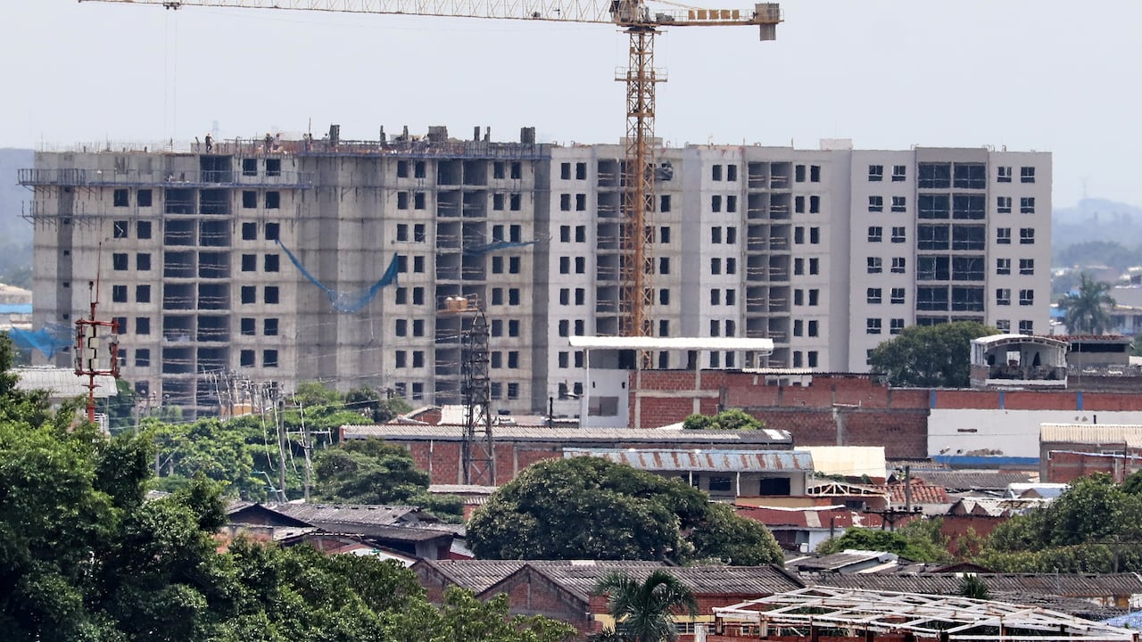 Comprar vivienda en Colombia se hace cada vez más difícil: los estratos bajos son los más afectados.