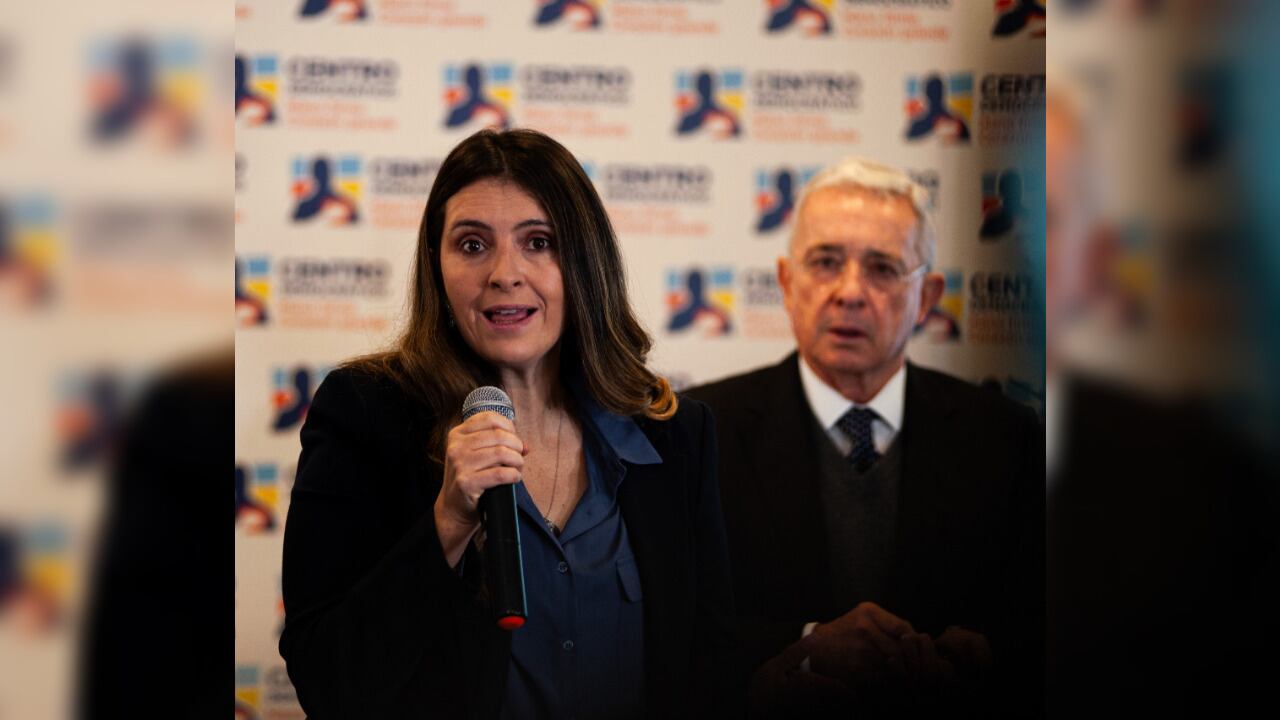 La senadora colombiana Paloma Valencia y el expresidente Álvaro Uribe Vélez asisten a una conferencia de prensa en Bogotá, Colombia, el 23 de noviembre de 2023
