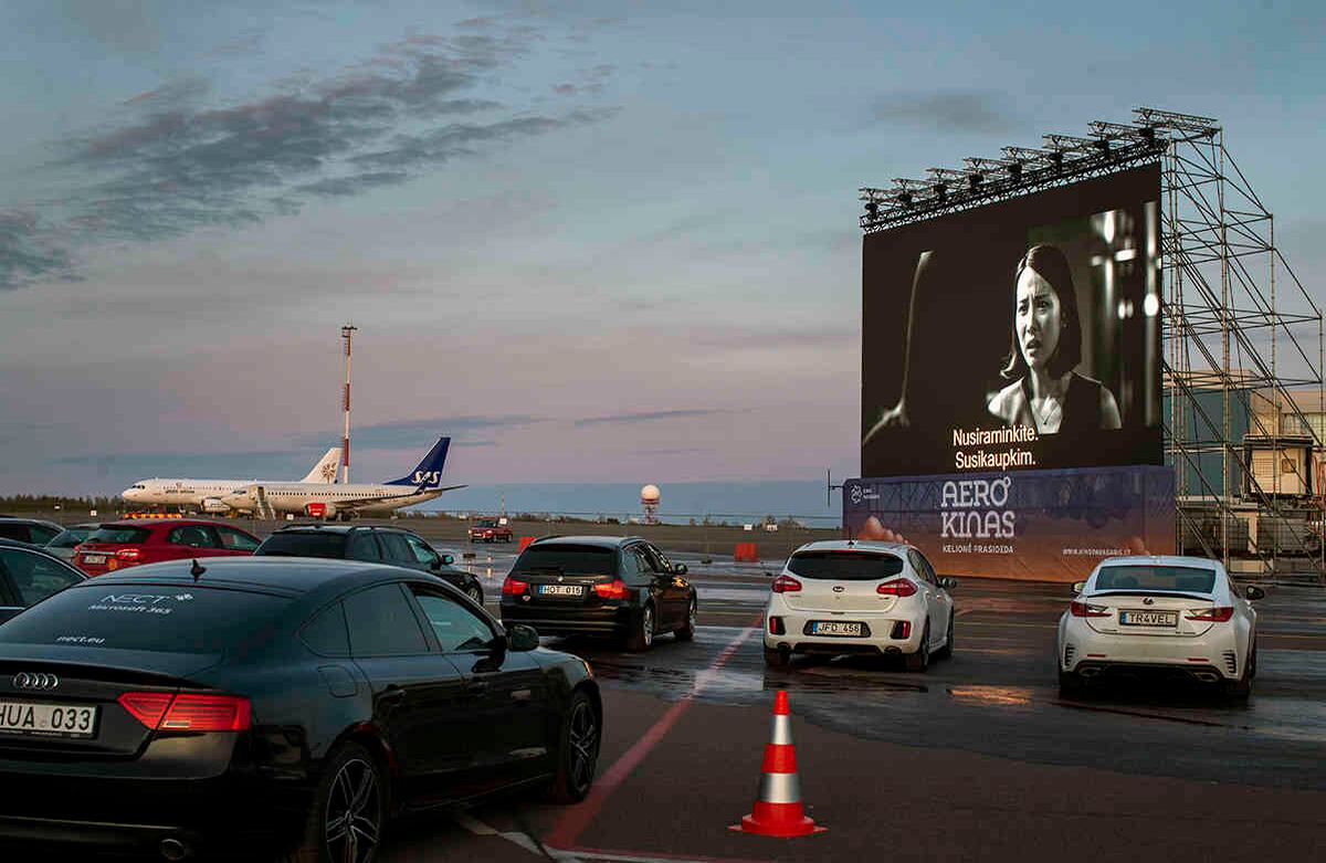 Sin salas de cine, buenos son los autocines. Este cine drive-in fue abierto hace poco en el área del aeropuerto de Vilnius, Lituania. Funcionará durante un mes. Imagen del 29 de abril. Foto: Mindaugas Kulbis/ AP
