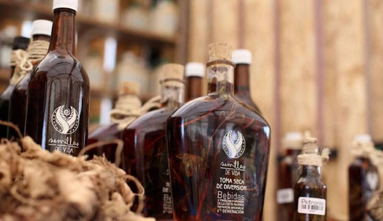 El proyecto de Ley 324 de 2020, presentado por los representantes a la Cámara Juan Fernando Reyes Kuri y Jhon Arley Murillo, busca reconocer el viche como patrimonio cultural, colectivo e inmaterial del Pacífico, y proteger su producción y comercialización.