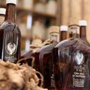 El proyecto de Ley 324 de 2020, presentado por los representantes a la Cámara Juan Fernando Reyes Kuri y Jhon Arley Murillo, busca reconocer el viche como patrimonio cultural, colectivo e inmaterial del Pacífico, y proteger su producción y comercialización.