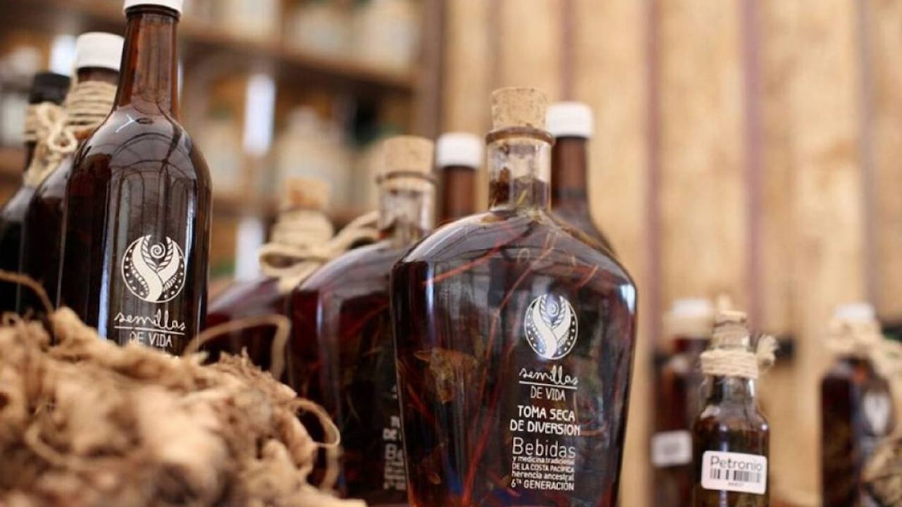 El viche se prepara a partir del destilado de la caña de azúcar.