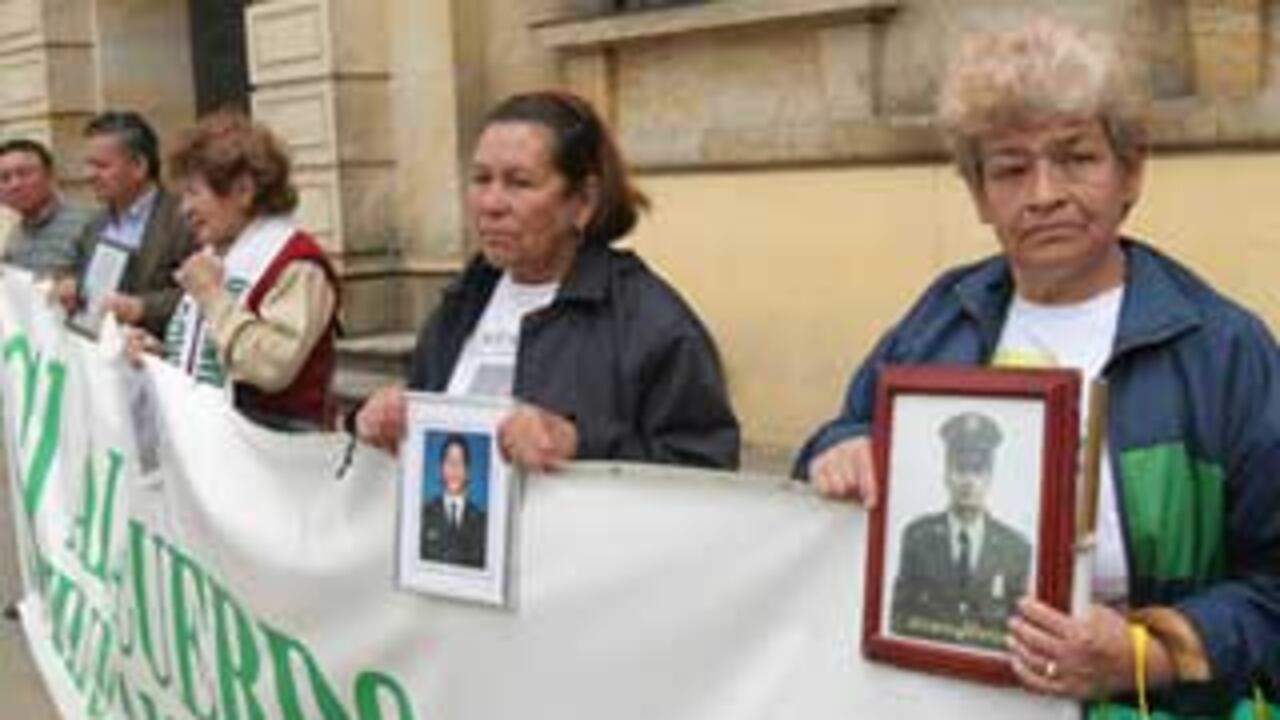 Conocida la orden del Presidente Uribe, varias madres de policías, militares y políticos secuestrados se agolparon en la Plaza de Bolívar de Bogotá para protestar pos sus hijos, cautivos en la selva. (Foto: León Darío Peláez- Semana)