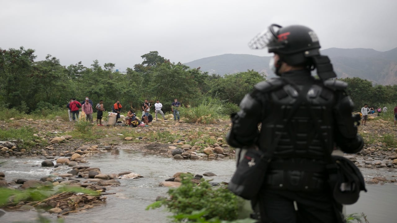 Expertos analizan qué tan urgente es levantar la medida que, más allá de detener el tránsito de migrantes, los ha impulsado por trochas y pasos ilegales y los ha puesto a merced de grupos armados.