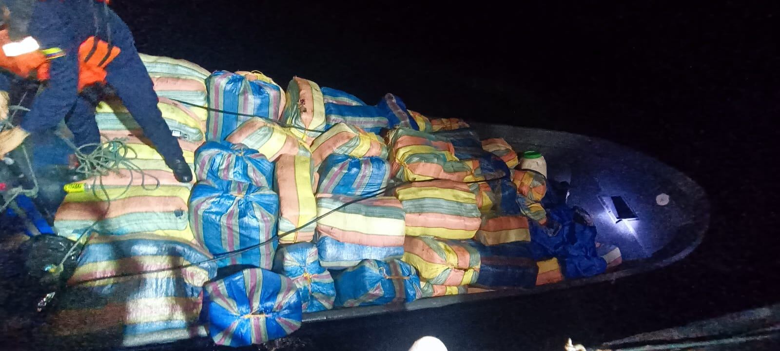 Operativo de la Armada contra el tráfico de cocaína en el pacífico.