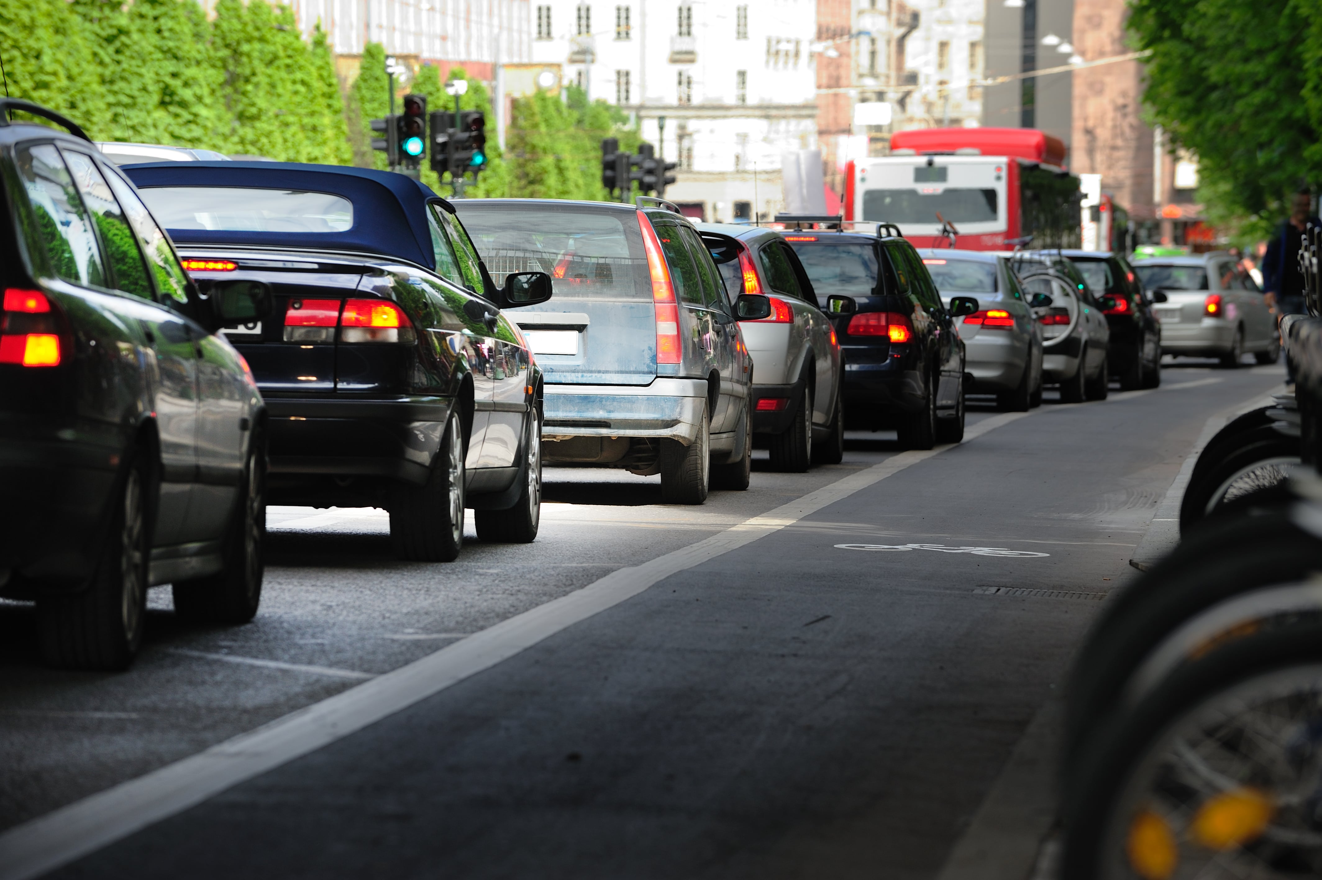 Coches haciendo cola en la ciudad