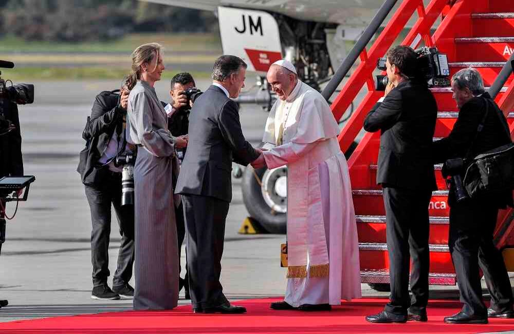 El presidente de la República, Juan Manuel Santos, saluda al papa Francisco a su llegada a Colombia, el miércoles 6 de septiembre de 2017, en el aeropuerto militar de Catam, en Bogotá. Foto: Carlos Julio Martínez.