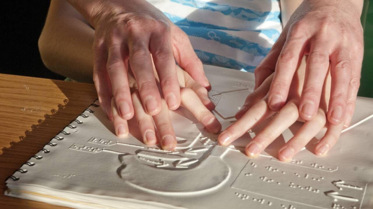 La mujer aprendió un sistema de lectoescritura para invidentes.