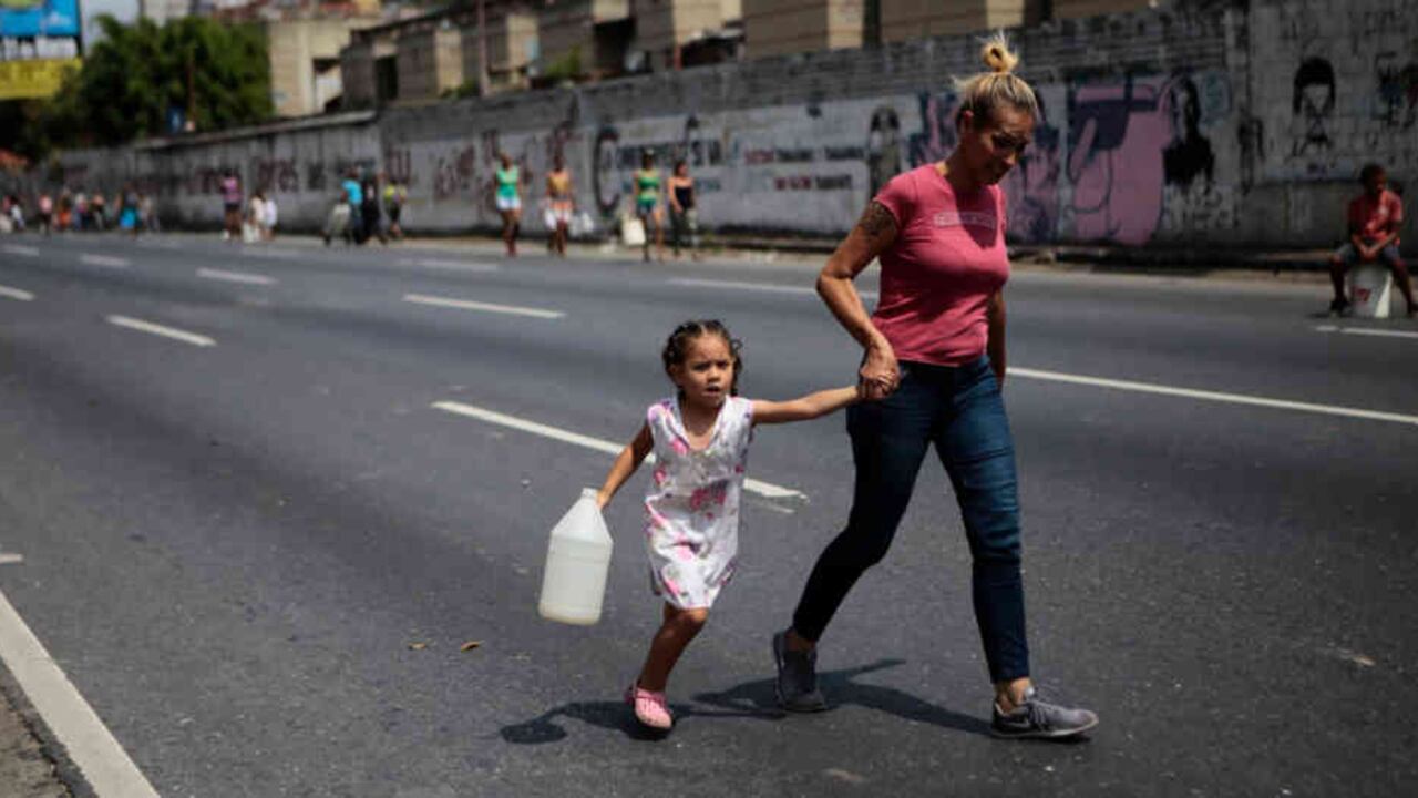 El famoso diario neoyorquino asegura que los niños se desmayan del hambre durante las clases.