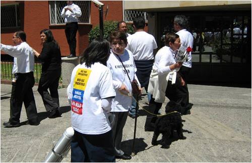 Personas de la tercera edad, sin importar sus enfermedades, salieron a protestar. Esta señora, con su bala de oxígeno a cuestas, se plantó en la calle 73 con carrera 11, en Bogotá. 
