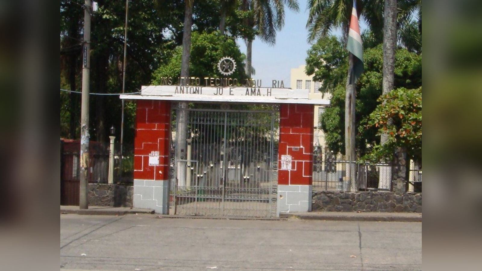 Institución Educativa Antonio José Camacho, ubicada en el centro de Cali.