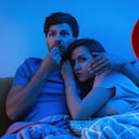 Imagen de referencia de pareja viendo películas de miedo en Netflix.