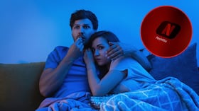 Imagen de referencia de pareja viendo películas de miedo en Netflix.