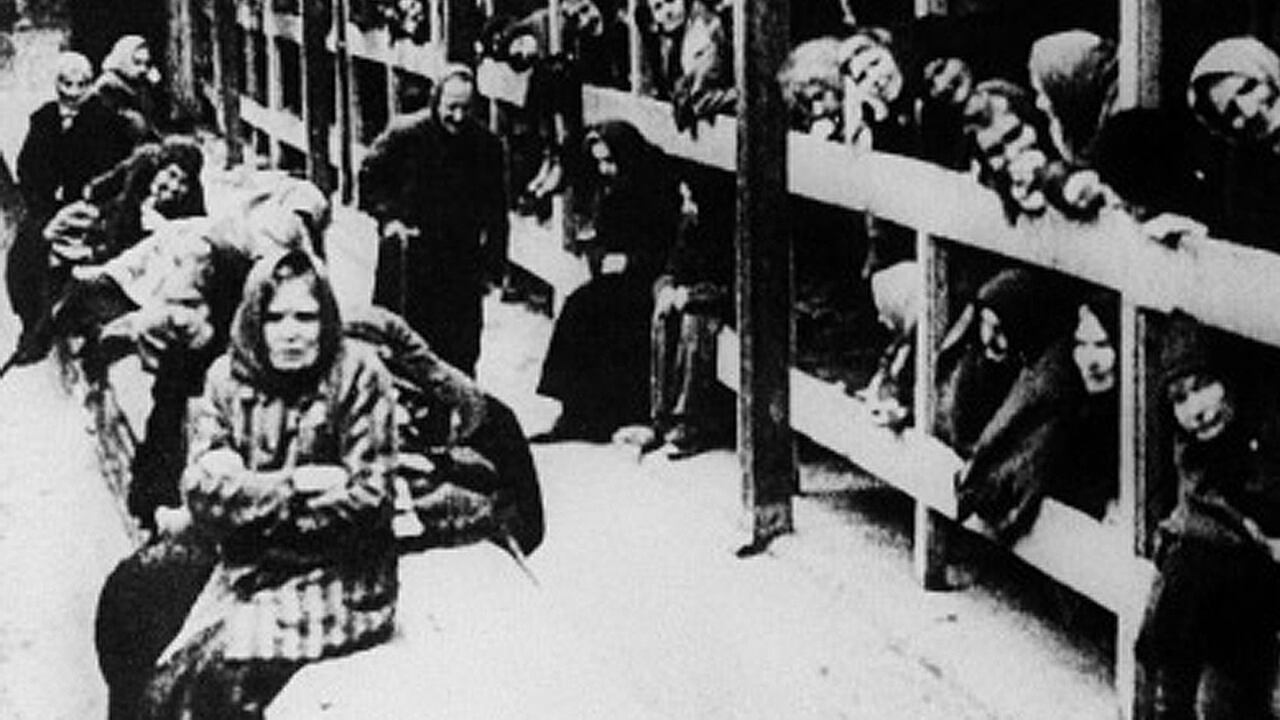Entre 30.000 y 50.000 mujeres murieron, de hambre, de agotamiento, de frío, o por las balas o el gas administrados por las guardas nazis.