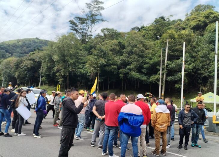 Comunidad de Guacapate protestando por el cierre de la vía al Llano.