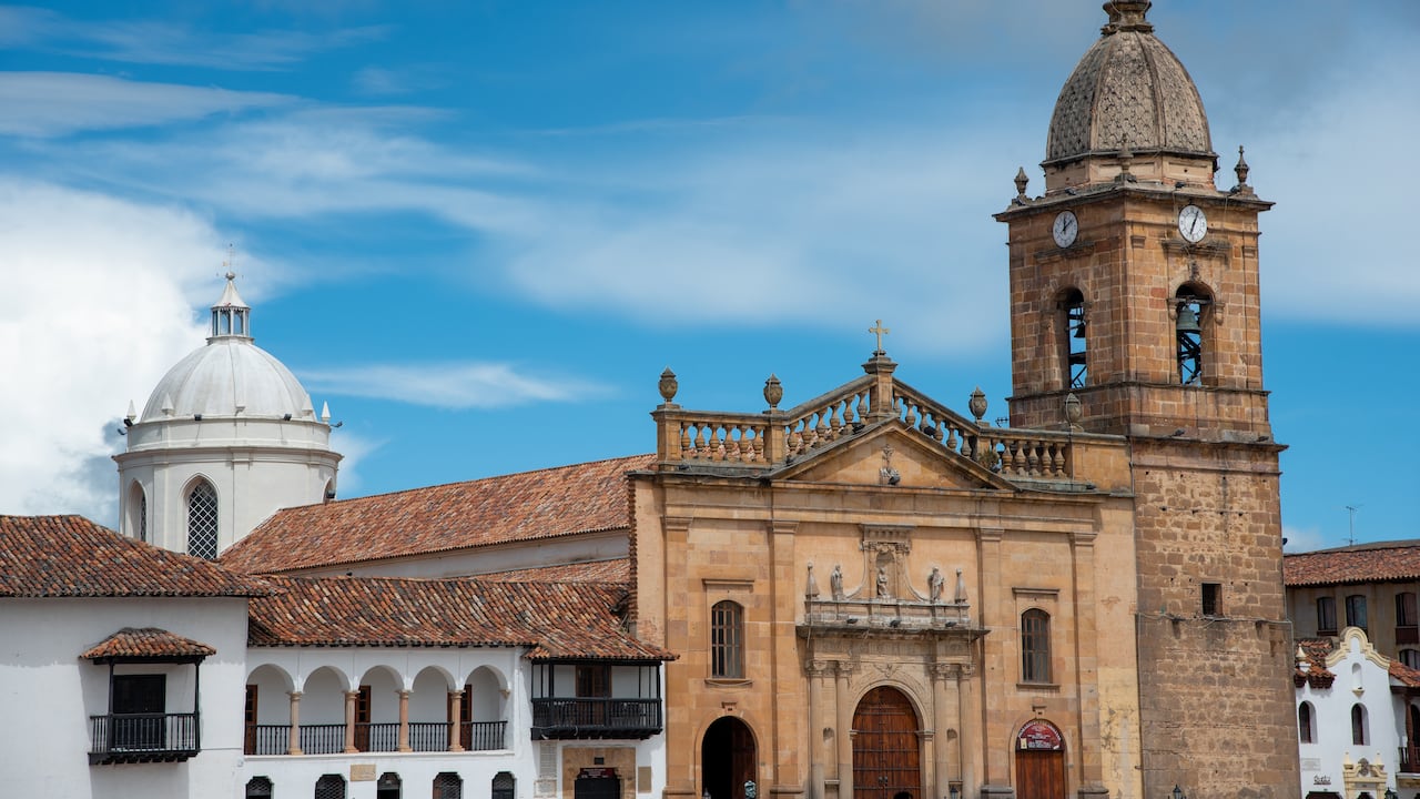 Fachada de la iglesia con campanario de estilo colonial en una plaza de la ciudad de Tunja, Boyacá. Colombia. 24 de mayo de 2019