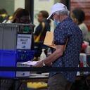 Un votante deja caer una boleta en la ranura de Voto por correo en la mesa de votación del Centro de Gobierno Stephen P. Clark el 26 de octubre de 2022 en Miami, Florida. La votación anticipada se abrió esta semana en Florida para las elecciones intermedias del 8 de noviembre. Joe Raedle/Getty Images/AFP (Foto de JOE RAEDLE/GETTY IMAGES NORTH AMERICA/Getty Images vía AFP)