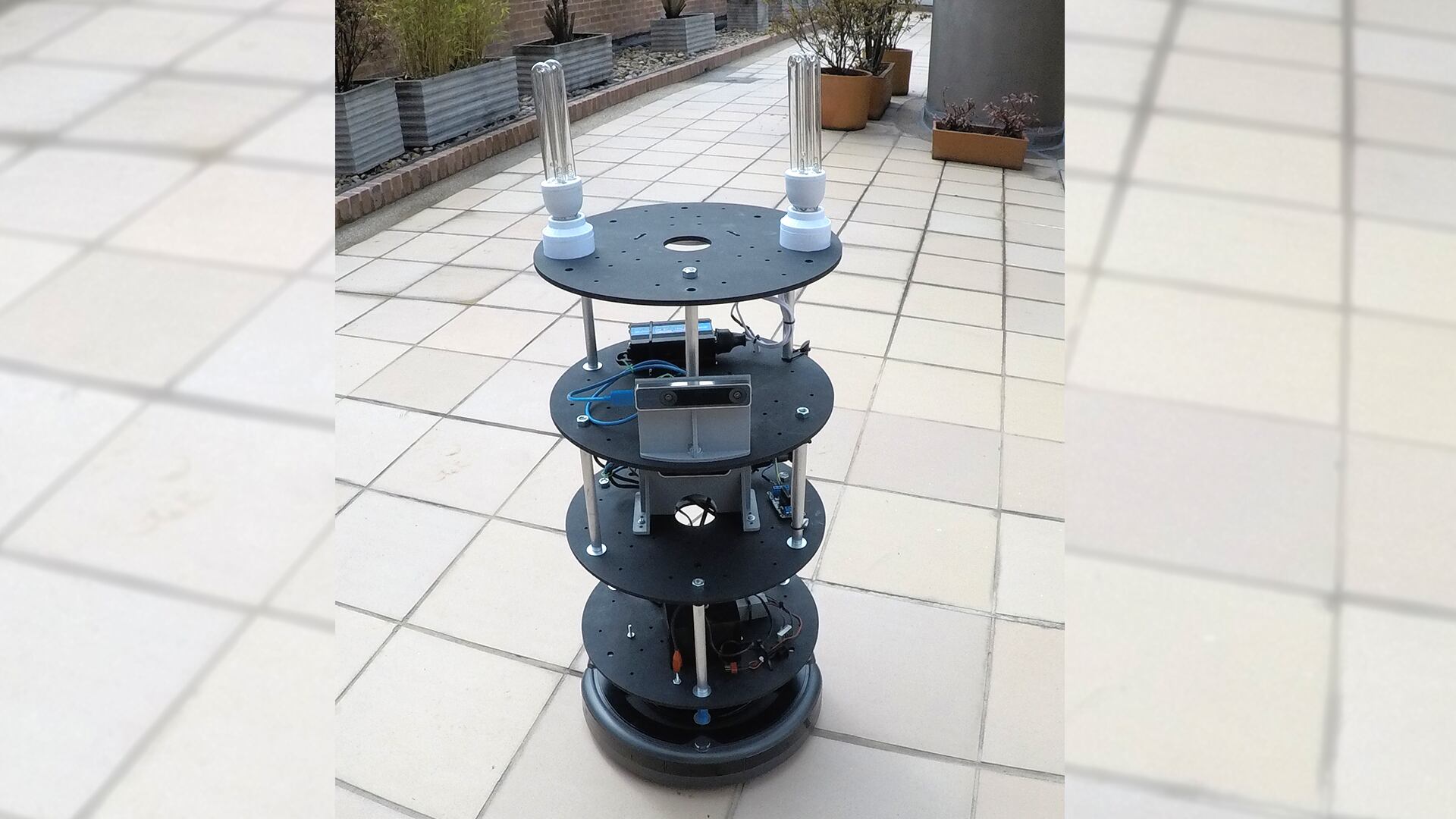 Robot de desinfección autónoma con radiación ultravioleta Tipo C.