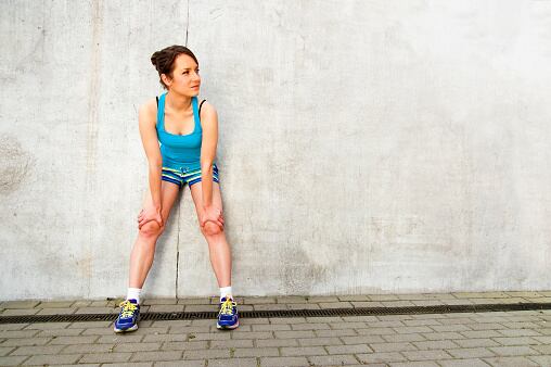 Este ejercicio ayuda a eliminar la tensión acumulada en los músculos pectorales.