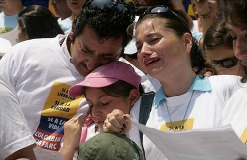 Esta pareja de colombianos con su hija, residentes en Santiago de Chile, salieron a protestar. No lograron contener las lágrimas. 