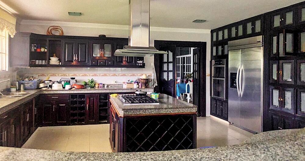 La lujosa vivienda cuenta con dos pisos, una zona para alojar invitados, una piscina privada y un salón de eventos sociales. 