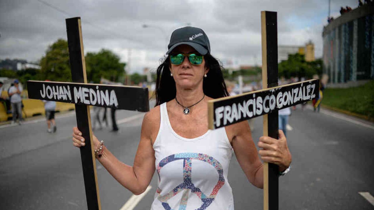 Los ciudadanos siguen en las calles protestando contra el gobierno y los asesinatos.