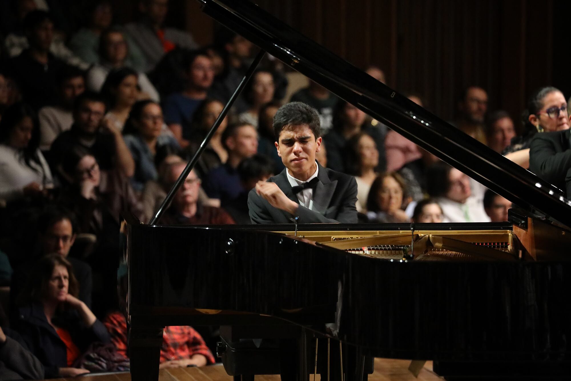 Daniel Díaz tocando el concierto de Grieg en el auditorio León de Greiff hace unas semanas. Foto de Kike Barona. Cortesía de la Orquesta Filarmónica de Bogotá