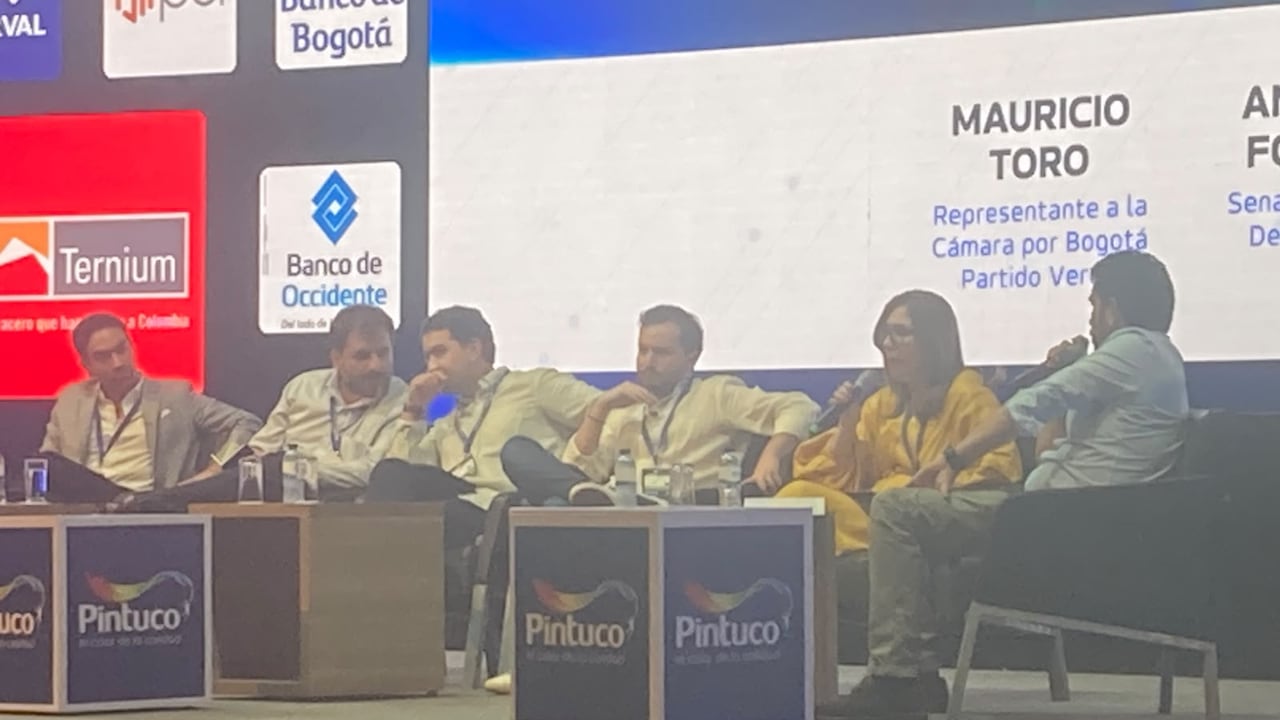 Cinco parlamentarios en panel político durante el Congreso de Camacol