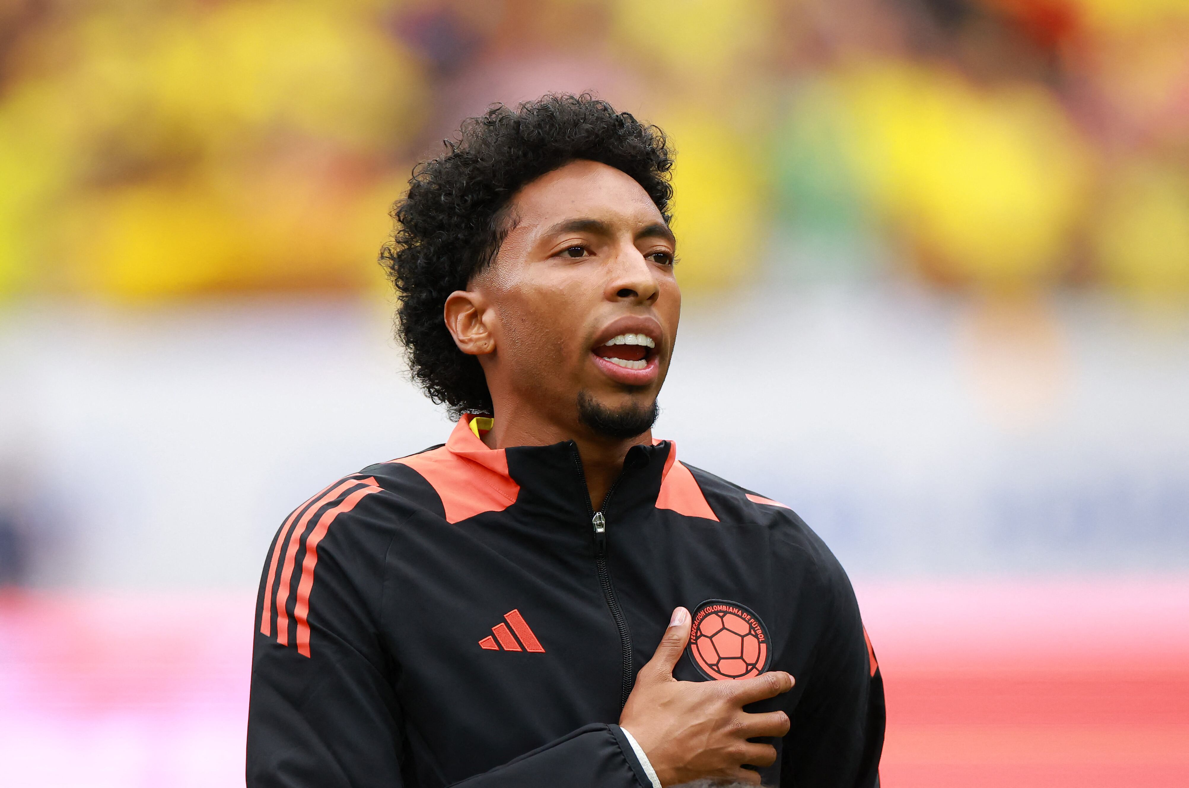 HOUSTON, TEXAS - JUNE 24: Johan Mojica of Colombia sings the national anthem prior to the CONMEBOL Copa America 2024 Group D match between Colombia and Paraguay at NRG Stadium on June 24, 2024 in Houston, Texas.   Hector Vivas/Getty Images/AFP (Photo by Hector Vivas / GETTY IMAGES NORTH AMERICA / Getty Images via AFP)