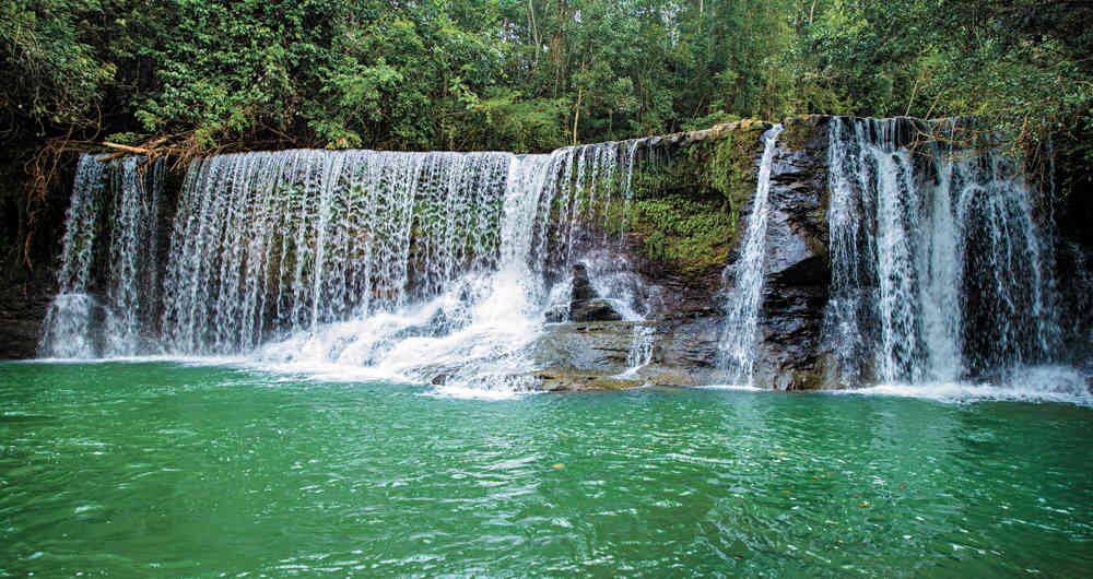 Cortinas del diamanete, una catarata rodeada de árboles entre los municipios de Uribe y Mesetas. 