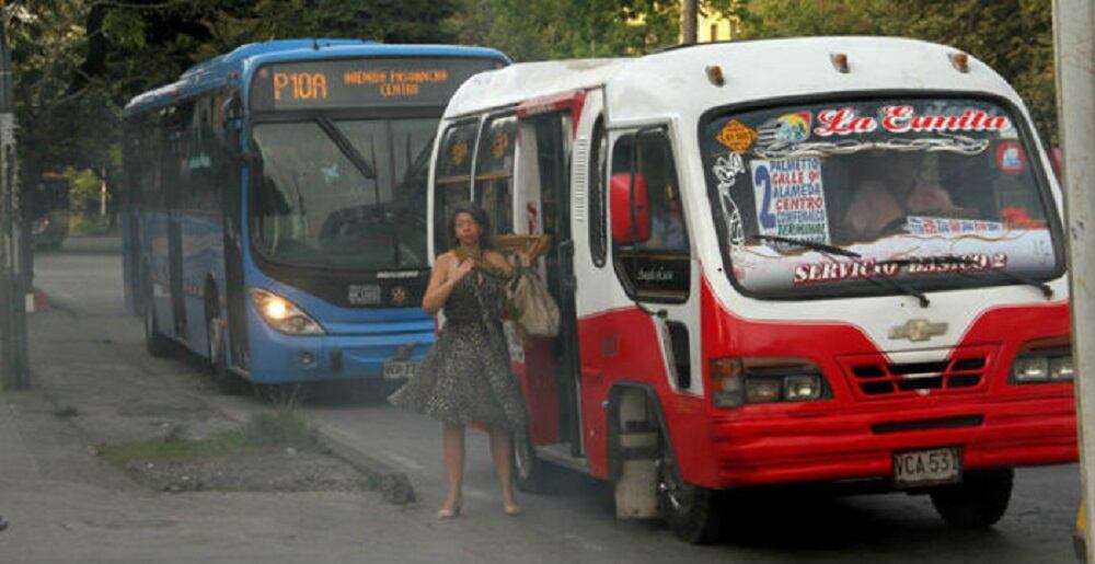 Se supone que los buses tradicionales saldrían con la implementación del MIO, pero nunca lo hicieron totalmente.