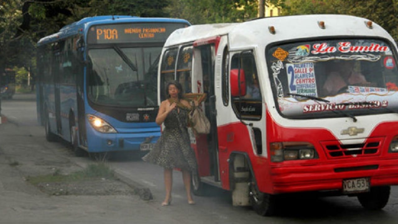 Se supone que los buses tradicionales saldrían con la implementación del MIO, pero nunca lo hicieron totalmente.
