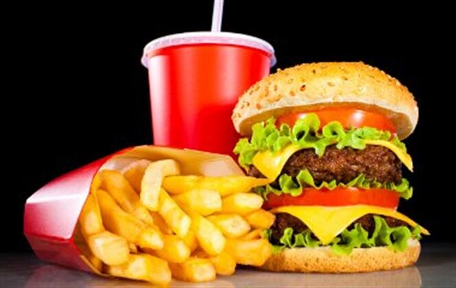 La mala alimentación es un detonante para aumentar el nivel de colesterol malo. 