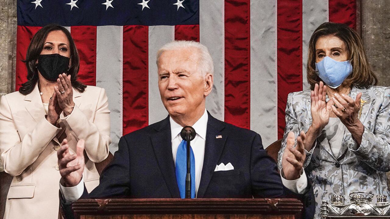 Joe Biden pronunció su primer discurso ante el Congreso, y por primera vez dos mujeres estuvieron sentadas detrás del presidente: Kamala Harris y Nancy Pelosi.