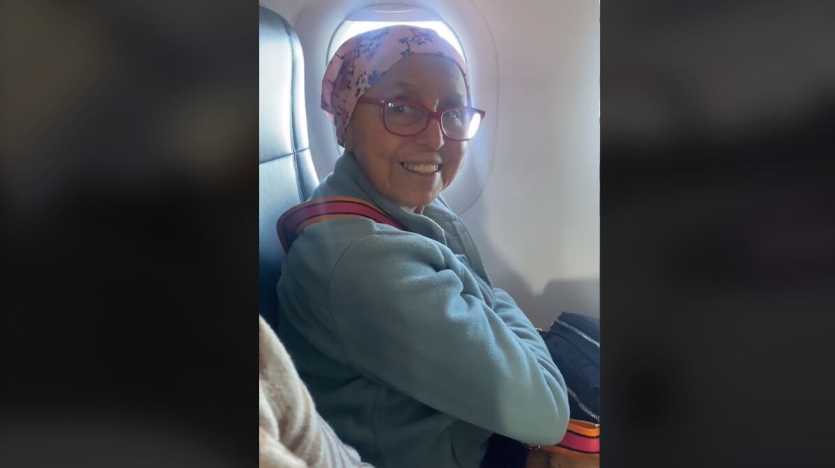 La mujer también aplaudió en señal de agradecimiento.